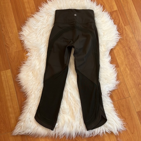 Lululemon Arm green Dotted Mesh side Capri leggings size 2 - Picture 4 of 7